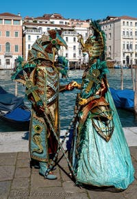 Costumi del Carnevale di Venezia davanti alla Madonna della Salute.