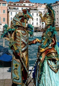 Costumi del Carnevale di Venezia davanti alla Madonna della Salute.