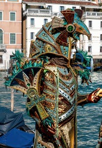 Costumi del Carnevale di Venezia davanti alla Madonna della Salute.