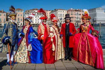 Costumi del Carnevale di Venezia davanti alla Madonna della Salute.