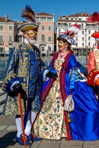 Costumi del Carnevale di Venezia davanti alla Madonna della Salute.