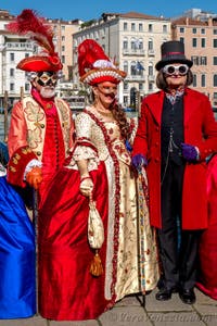 Costumi del Carnevale di Venezia davanti alla Madonna della Salute.