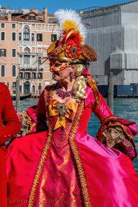 Costumi del Carnevale di Venezia davanti alla Madonna della Salute.