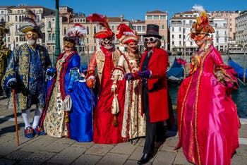 Costumi del Carnevale di Venezia davanti alla Madonna della Salute.