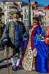 Costumi del Carnevale di Venezia davanti alla Madonna della Salute.