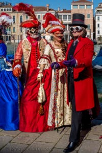 Costumi del Carnevale di Venezia davanti alla Madonna della Salute.