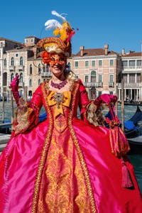 Costumi del Carnevale di Venezia davanti alla Madonna della Salute.