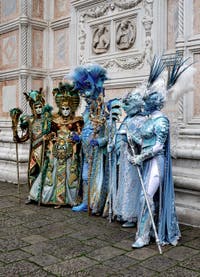 La sfilata dei costumi del Carnevale di Venezia 2026 davanti alla chiesa di San Zaccaria.