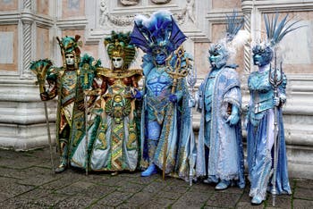La sfilata dei costumi del Carnevale di Venezia 2026 davanti alla chiesa di San Zaccaria.