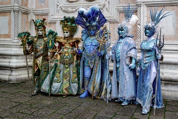 La sfilata dei costumi del Carnevale di Venezia 2026 davanti alla chiesa di San Zaccaria.