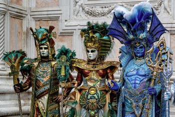 La sfilata dei costumi del Carnevale di Venezia 2026 davanti alla chiesa di San Zaccaria.