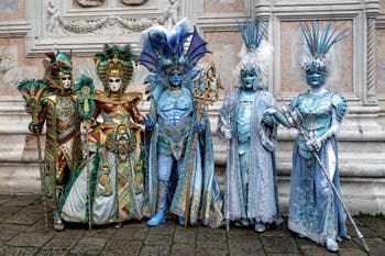 La sfilata dei costumi del Carnevale di Venezia 2026 davanti alla chiesa di San Zaccaria.