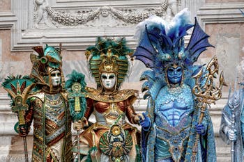 La sfilata dei costumi del Carnevale di Venezia 2026 davanti alla chiesa di San Zaccaria.