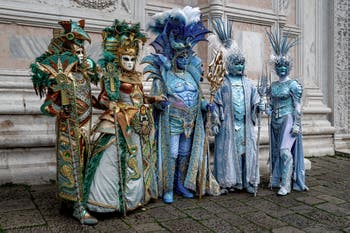 La sfilata dei costumi del Carnevale di Venezia 2026 davanti alla chiesa di San Zaccaria.