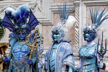 La sfilata dei costumi del Carnevale di Venezia 2026 davanti alla chiesa di San Zaccaria.