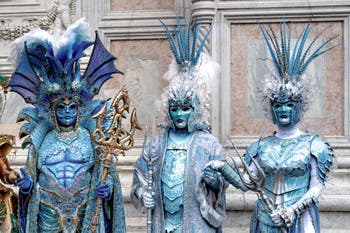 La sfilata dei costumi del Carnevale di Venezia 2026 davanti alla chiesa di San Zaccaria.