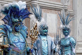 La sfilata dei costumi del Carnevale di Venezia 2026 davanti alla chiesa di San Zaccaria.
