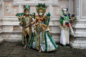 La sfilata dei costumi del Carnevale di Venezia 2026 davanti alla chiesa di San Zaccaria.