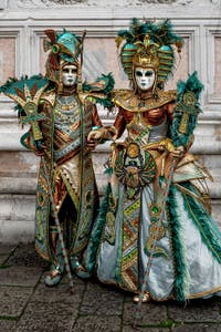 La sfilata dei costumi del Carnevale di Venezia 2026 davanti alla chiesa di San Zaccaria.