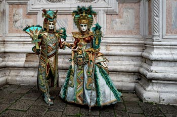 La sfilata dei costumi del Carnevale di Venezia 2026 davanti alla chiesa di San Zaccaria.