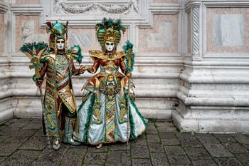 La sfilata dei costumi del Carnevale di Venezia 2026 davanti alla chiesa di San Zaccaria.