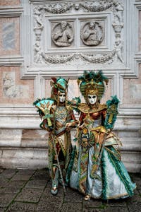 La sfilata dei costumi del Carnevale di Venezia 2026 davanti alla chiesa di San Zaccaria.