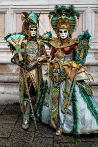 La sfilata dei costumi del Carnevale di Venezia 2026 davanti alla chiesa di San Zaccaria.