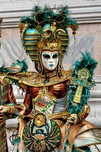 La sfilata dei costumi del Carnevale di Venezia 2026 davanti alla chiesa di San Zaccaria.