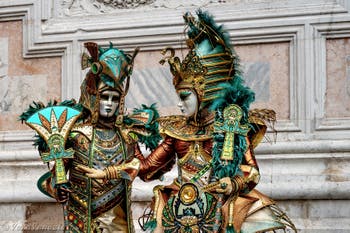 La sfilata dei costumi del Carnevale di Venezia 2026 davanti alla chiesa di San Zaccaria.
