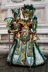 La sfilata dei costumi del Carnevale di Venezia 2026 davanti alla chiesa di San Zaccaria.