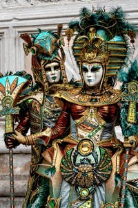 La sfilata dei costumi del Carnevale di Venezia 2026 davanti alla chiesa di San Zaccaria.