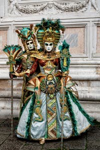 La sfilata dei costumi del Carnevale di Venezia 2026 davanti alla chiesa di San Zaccaria.