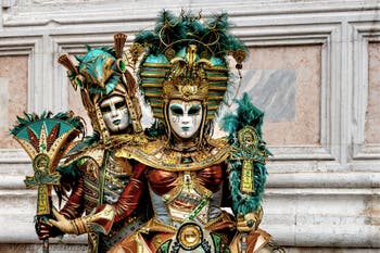 La sfilata dei costumi del Carnevale di Venezia 2026 davanti alla chiesa di San Zaccaria.