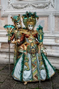 La sfilata dei costumi del Carnevale di Venezia 2026 davanti alla chiesa di San Zaccaria.