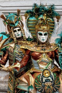 La sfilata dei costumi del Carnevale di Venezia 2026 davanti alla chiesa di San Zaccaria.