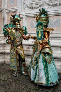 La sfilata dei costumi del Carnevale di Venezia 2026 davanti alla chiesa di San Zaccaria.