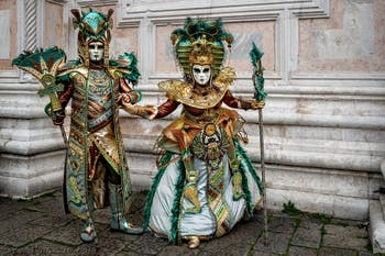 La sfilata dei costumi del Carnevale di Venezia 2026 davanti alla chiesa di San Zaccaria.
