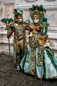 La sfilata dei costumi del Carnevale di Venezia 2026 davanti alla chiesa di San Zaccaria.