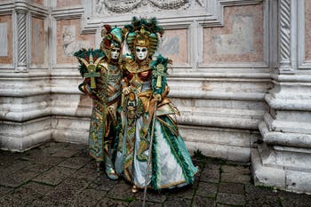 La sfilata dei costumi del Carnevale di Venezia 2026 davanti alla chiesa di San Zaccaria.