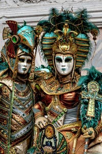 La sfilata dei costumi del Carnevale di Venezia 2026 davanti alla chiesa di San Zaccaria.