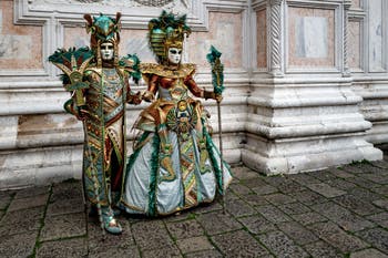 La sfilata dei costumi del Carnevale di Venezia 2026 davanti alla chiesa di San Zaccaria.