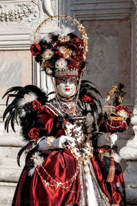 La sfilata dei costumi del Carnevale di Venezia 2026 davanti alla chiesa di San Zaccaria.