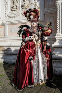 La sfilata dei costumi del Carnevale di Venezia 2026 davanti alla chiesa di San Zaccaria.