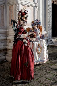 La sfilata dei costumi del Carnevale di Venezia 2026 davanti alla chiesa di San Zaccaria.