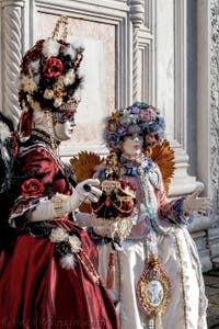 La sfilata dei costumi del Carnevale di Venezia 2026 davanti alla chiesa di San Zaccaria.