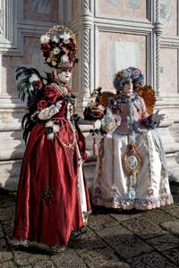 La sfilata dei costumi del Carnevale di Venezia 2026 davanti alla chiesa di San Zaccaria.