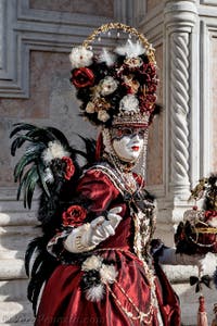 La sfilata dei costumi del Carnevale di Venezia 2026 davanti alla chiesa di San Zaccaria.