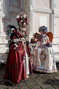 La sfilata dei costumi del Carnevale di Venezia 2026 davanti alla chiesa di San Zaccaria.