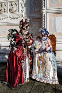 La sfilata dei costumi del Carnevale di Venezia 2026 davanti alla chiesa di San Zaccaria.