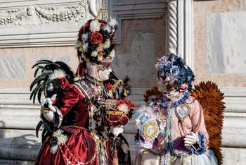 La sfilata dei costumi del Carnevale di Venezia 2026 davanti alla chiesa di San Zaccaria.